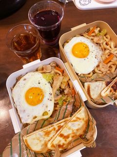 目玉焼き乗せ焼うどんとホットクのお弁当-レシピのメイン写真