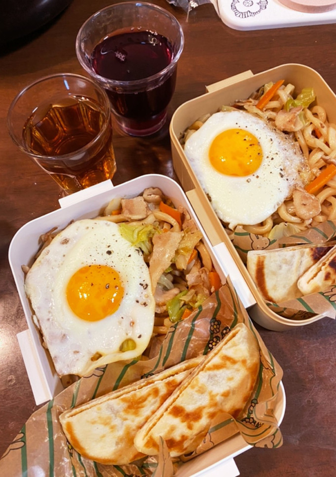 目玉焼き乗せ焼うどんとホットクのお弁当-レシピのメイン写真