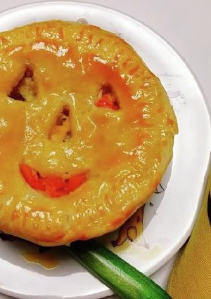 ゴロゴロ野菜入り♪楽しい顔のポットパイ-レシピのメイン写真