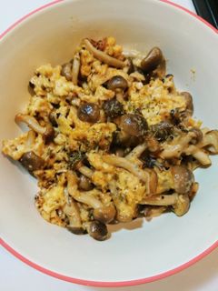 簡単!美味しい♪しめじと卵のオイマヨ炒め-レシピのメイン写真