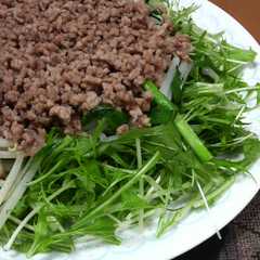 รูปของ 水菜とひき肉のスタミナエスニックサラダ