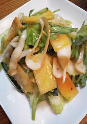 秋の味覚入り♪柿といかくん入りサラダ-レシピのメイン写真