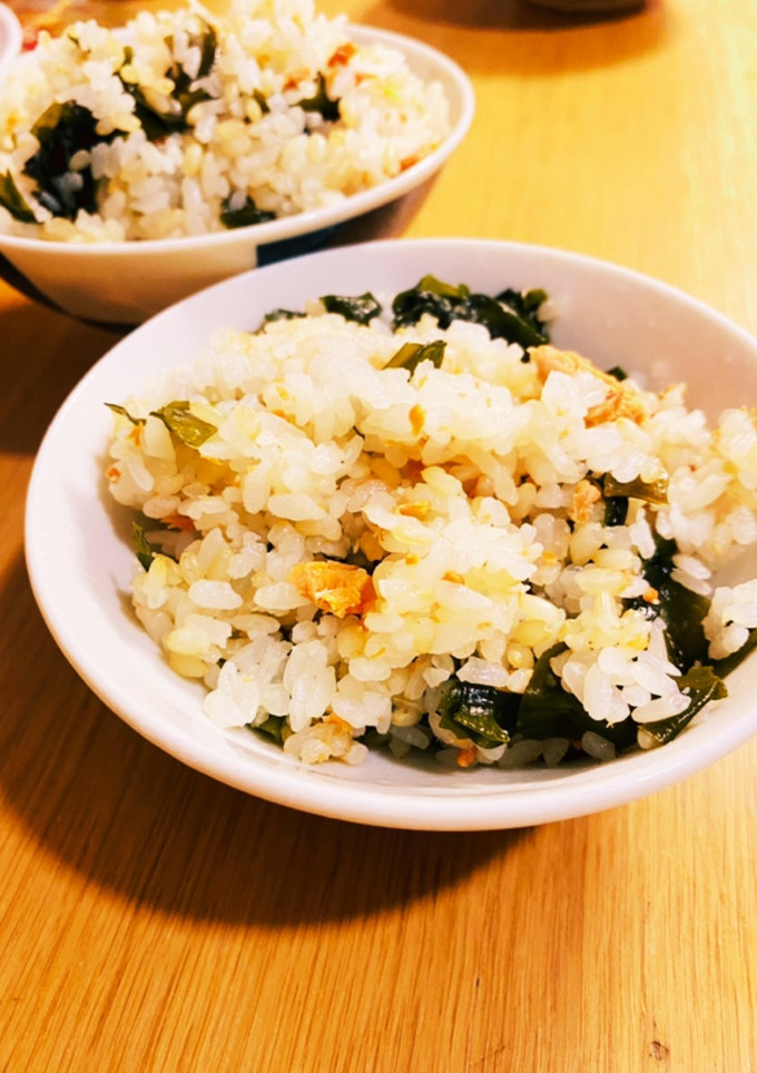 紅鮭中骨水煮缶とわかめの炊き込みご飯-レシピのメイン写真