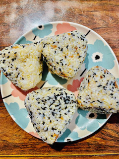 肉そぼろ&胡麻塩玄米結び★冷凍保存用 -レシピのメイン写真