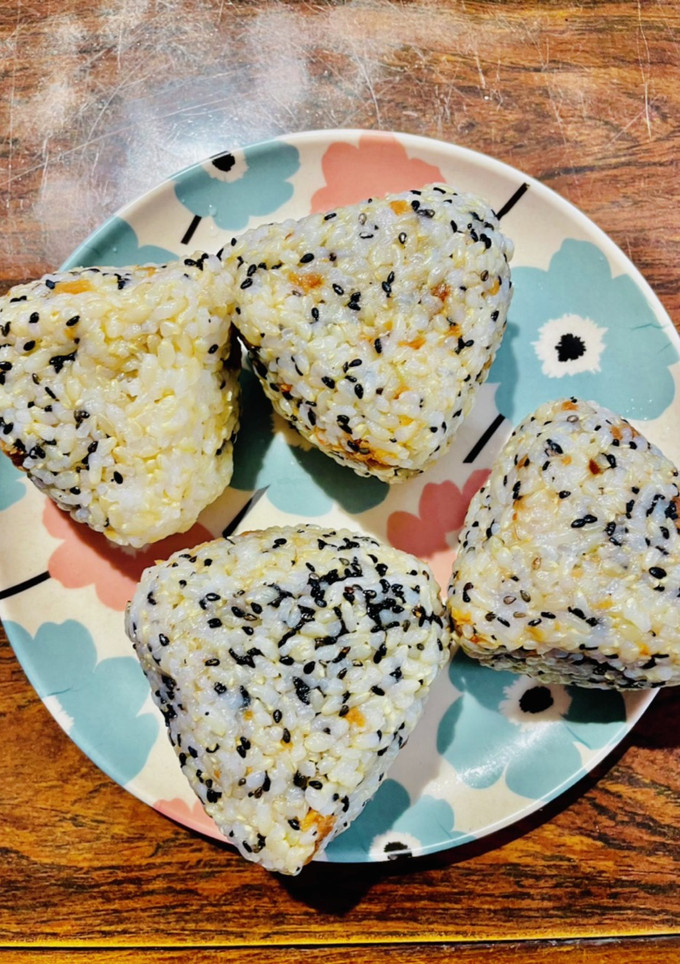 肉そぼろ&胡麻塩玄米結び★冷凍保存用　-レシピのメイン写真