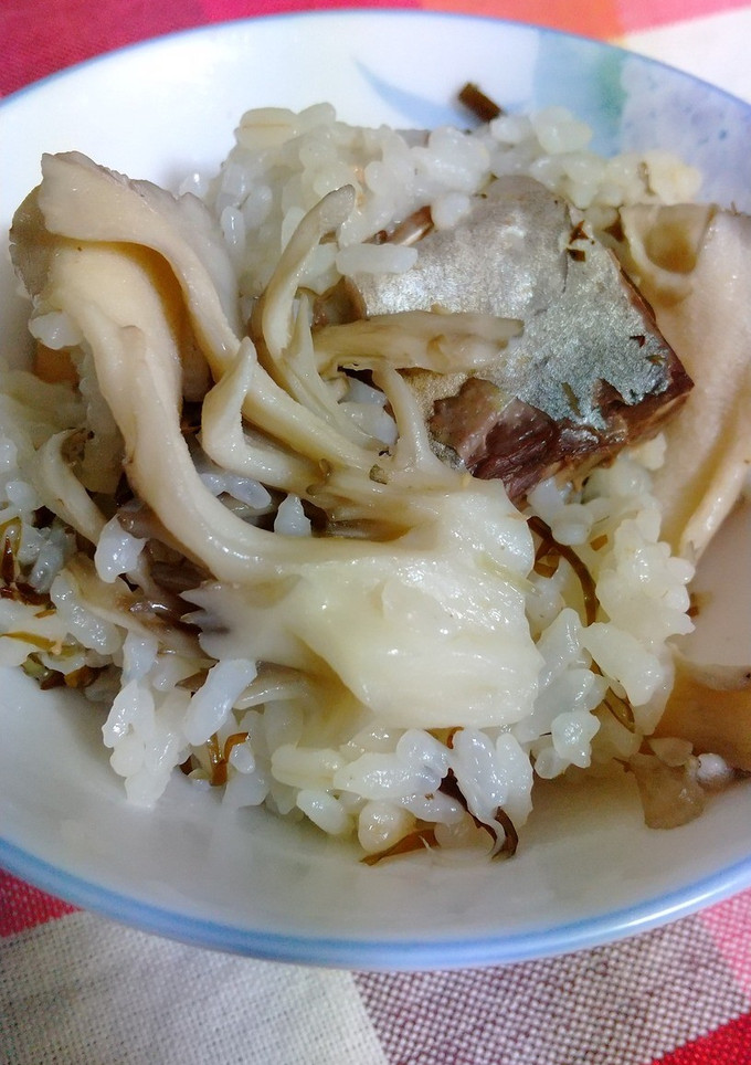 まいたけとサバ缶の炊き込みごはん-レシピのメイン写真