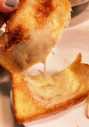 幸せ感じるハチミツチーズトースト-レシピのメイン写真