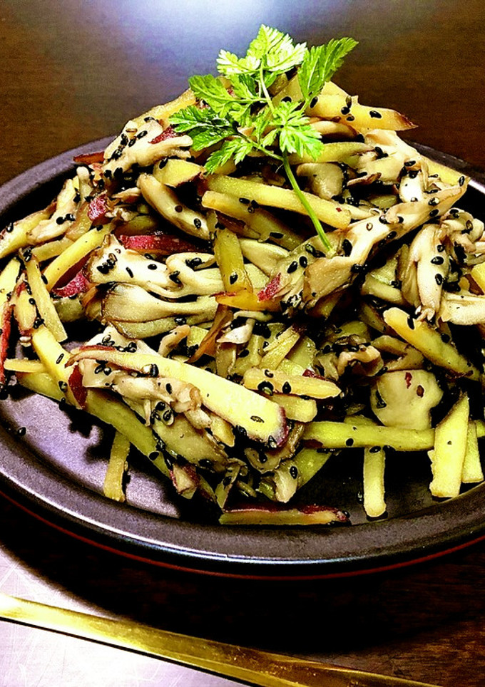 さつま芋と舞茸の甘辛ごま炒め♪-レシピのメイン写真