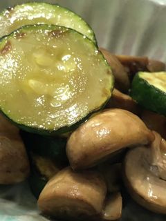 【超簡単】キノコとズッキーニの鶏ガラ炒め-レシピのメイン写真