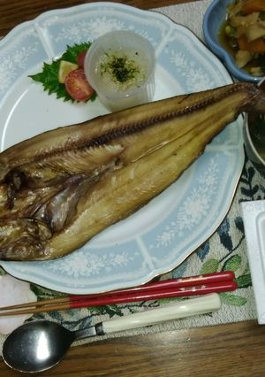 魚の一夜干しにカップ大根おろしとレモン-レシピのメイン写真