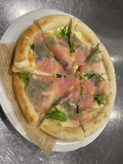 生ハムとチーズのサラダピザ-レシピのメイン写真
