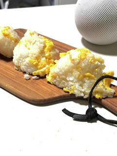簡単!炒り卵とごま油のおにぎり♪-レシピのメイン写真