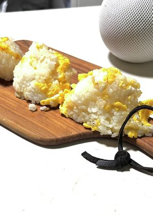 簡単！炒り卵とごま油のおにぎり♪-レシピのメイン写真