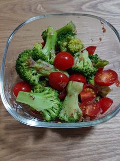 ブロッコリーとミニトマトの和え物。和風。-レシピのメイン写真