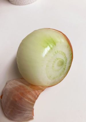コツ：玉ねぎの皮むき②水につけると簡単-レシピのメイン写真