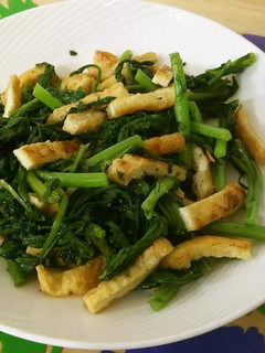 春菊と油揚げの塩黒胡椒ゴマ油炒め-レシピのメイン写真