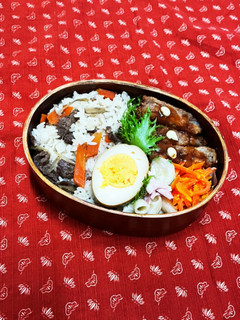 牛ごぼう混ぜご飯とコロッケ弁当-レシピのメイン写真