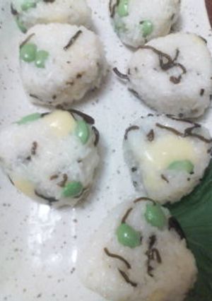 塩昆布と枝豆チ－ズのおにぎり-レシピのメイン写真