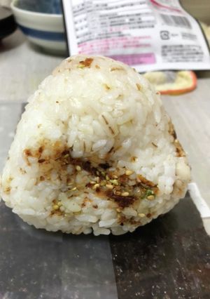 ふりかけはっつけたおにぎり-レシピのメイン写真