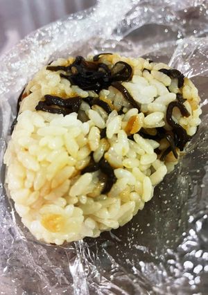 超簡単おにぎり（塩昆布×天かす）-レシピのメイン写真