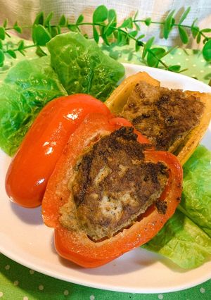 材料３つ 簡単　パプリカ肉詰めハンバーグ-レシピのメイン写真