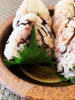 梅と塩昆布と大葉のおにぎり-レシピのメイン写真