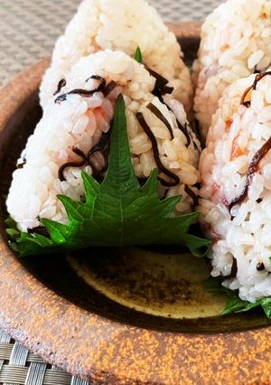 梅と塩昆布と大葉のおにぎり-レシピのメイン写真