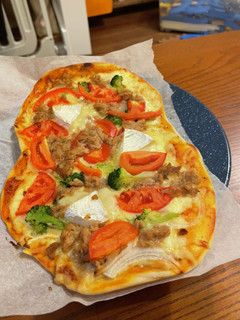 華やかカマンベールチーズピザ-レシピのメイン写真