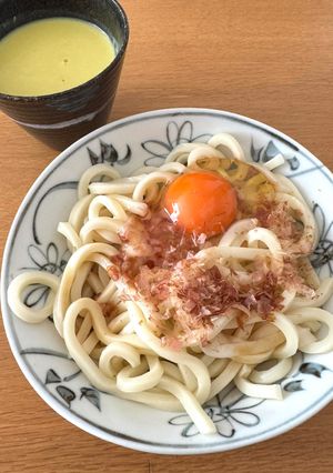 茹でうどんに平飼い玉子-レシピのメイン写真