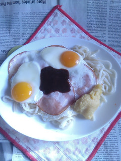 Wハムエッグ載せ焼きうどん+白味噌-レシピのメイン写真