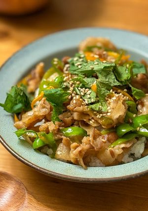 大葉たっぷりがおすすめ!豚バラピーマン丼-レシピのメイン写真