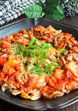 【居酒屋風♪とろ～り旨辛】豚こまキムチーズ焼き-レシピのメイン写真