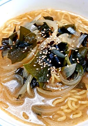 簡単☆玉ねぎとわかめの味噌ラーメン-レシピのメイン写真