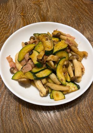 ズッキーニとしめじとベーコンの醤油炒め-レシピのメイン写真