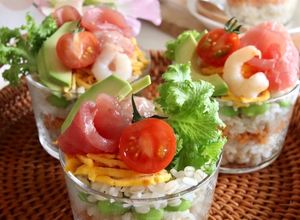 お花見にも♪カップもち麦ちらし寿司-レシピのメイン写真