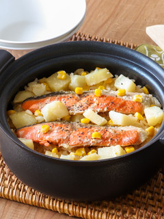 鮭と越冬じゃがいものホクホク炊き込みご飯-レシピのメイン写真