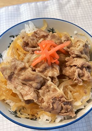 簡単フライパンで牛丼😋白滝でかさ増し【10分】-レシピのメイン写真
