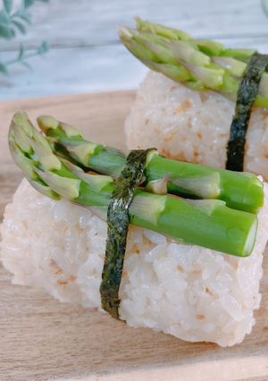 アンチョビとアスパラの味噌バターおにぎり-レシピのメイン写真