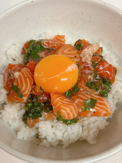 薬味香るピリ辛サーモンユッケ丼-レシピのメイン写真
