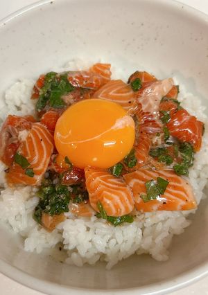 薬味香るピリ辛サーモンユッケ丼-レシピのメイン写真