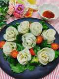 薔薇餃子　野菜添え