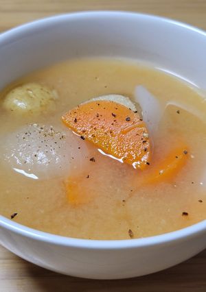 新玉ねぎと新じゃがと春にんじんのお味噌汁-レシピのメイン写真