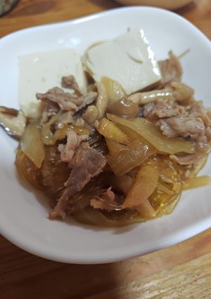 玉ねぎたっぷり色々きのこの肉豆腐-レシピのメイン写真