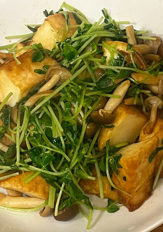 節約＆栄養◎厚揚げ・しめじ・豆苗の炒め-レシピのメイン写真