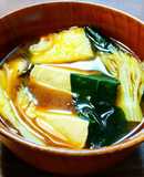 新若布、セロリの芯の葉、豆腐のお味噌汁