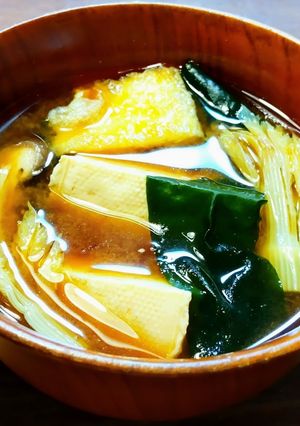 新若布、セロリの芯の葉、豆腐のお味噌汁-レシピのメイン写真