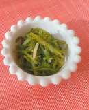 給食の味。茎わかめと生姜の酢の物
