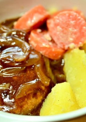 簡単うまい♡じゃがいもと人参添えハンバーグ-レシピのメイン写真