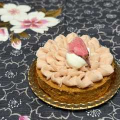 A picture of 八重桜のプチタルト.