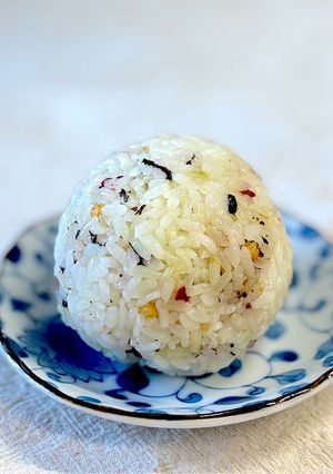 お茶漬け海苔でカリッと美味しいおにぎり-レシピのメイン写真
